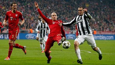 Juve (áo sọc) khó giành được một kết quả tốt dù được chơi trên sân nhà