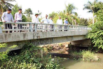 Khảo sát tuyến kinh tạo nguồn tại ấp Giồng Ké, xã Trung Ngãi.