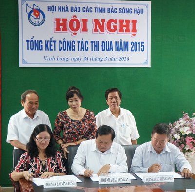  Đại diện lãnh đạo Hội Nhà báo 6 tỉnh Bắc sông Hậu ký kết giao ước thi đua năm 2016 và thống nhất Hội nhà báo Long An được bầu làm cụm trưởng các tỉnh Bắc sông Hậu năm 2016.