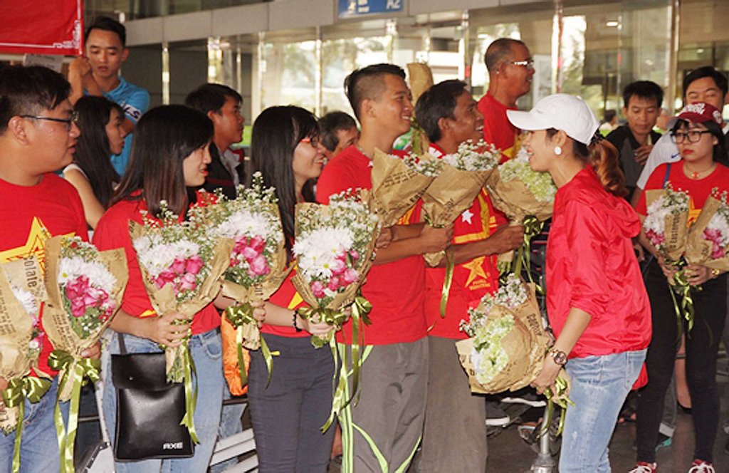 Các CĐV Việt Nam đã có mặt từ rất sớm để đón đoàn.