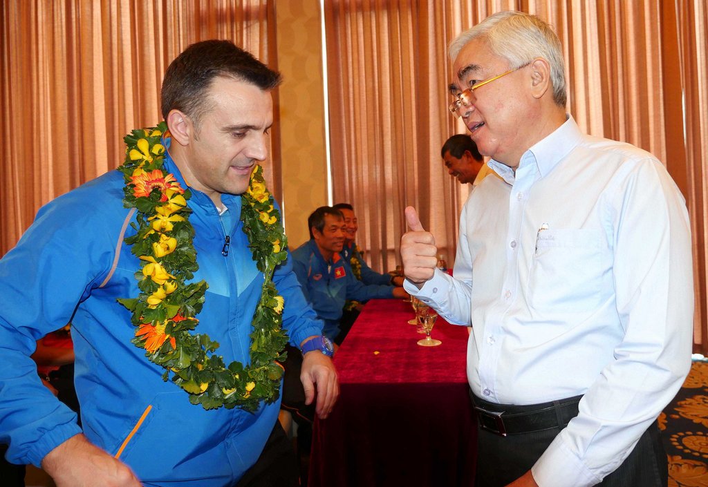 Chủ tịch VFF- Nguyễn Hùng Dũng chào đón HLV Bruno (VN).