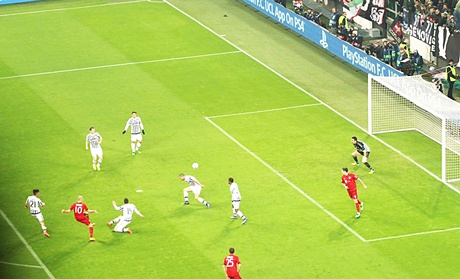Arjen Robben (số 10) một lần nữa tỏa sáng ở trận đấu lớn