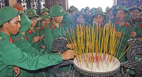 .Tân binh thắp hương tưởng niệm cố Chủ tịch Hội đồng Bộ trưởng Phạm Hùng.