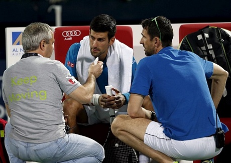 Mắt của Djokovic đỏ hoe khi thi đấu. Ảnh: Reuters.