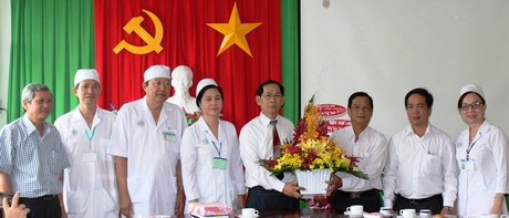 Đại diện lãnh đạo Ban Tuyên giáo Tỉnh ủy chúc mừng Ngày  Thầy thuốc Việt Nam tại Bệnh viện Đa khoa tỉnh Vĩnh Long.