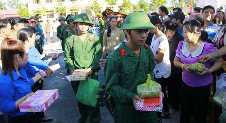 Thực hiện chính sách hậu phương quân đội, tất cả tân binh đều nhận được quà và tiền mặt từ 1- 2 triệu đồng.