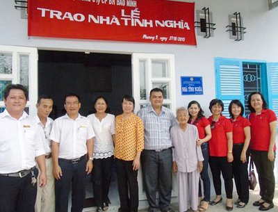 Thực hiện đạo lý uống nước nhớ nguồn, các địa phương vận động giúp nhiều gia đình chính sách được an cư.