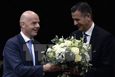 Tân Chủ tịch FIFA Gianni Infantino (trái) nhận lời chúc mừng từ Tổng thư ký FIFA Markus Kattner sau khi đắc cử tại Zurich ngày 26/2. (Nguồn: AFP/TTXVN)