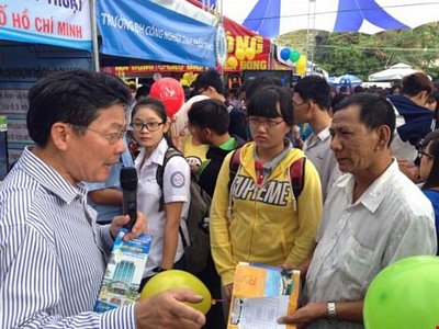 Ngày hội đã thu hút đông đảo học sinh, phụ huynh đến tìm hiểu thông tin tuyển sinh từ các trường ĐH, CĐ, trường nghề. Ảnh: P.ĐIỀN