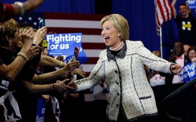 Bà Clinton ăn mừng thắng lợi với những người ủng hộ bà tại bang South Carolina. Ảnh AP