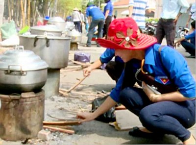 Thi nấu bánh.