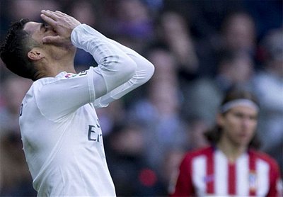 Ronaldo đang dần nhận ra hậu quả của việc lỡ lời. Ảnh: Reuters