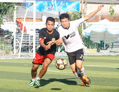 Ngọc Tuấn (Trái, Cội Xưa) tranh bóng với Thanh Giản (2, Ngọc Thủy).