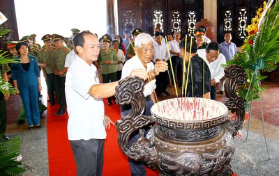 Đoàn cán bộ lãnh đạo tỉnh đến viếng, thắp hương tại khu tưởng niệm.