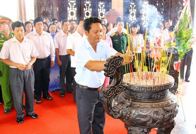 Đoàn huyện Long Hồ do Bí thư Huyện ủy- Nguyễn Văn Minh dẫn đầu đến viếng và thắp hương.