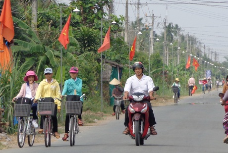 Nguồn vốn xã hội hóa làm đẹp đường giao thông nông thôn được xã Hựu Thành vận động khá tốt.