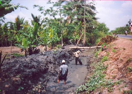 Nạo vét kinh, mương để tăng khả năng dẫn, trữ nước ngọt trong mùa khô.