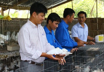 Anh Hoành (bên trái) luôn sát cánh cùng đoàn viên thanh niên trong lập thân, lập nghiệp.