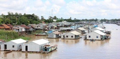 Một xóm nuôi cá lồng bè trên sông ở Hồng Ngự.