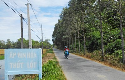  Đường vào sóc nhỏ ấp Thốt Lốt (xã Ngũ Lạc)- quê hương anh hùng liệt nữ Thạch Thị Phinh.