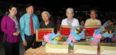 Bí thư Tỉnh ủy- Trần Văn Rón và Chủ tịch Hội LHPN tỉnh- Nguyễn Thị Minh Trang trao quà tri ân cho Mẹ Việt Nam anh hùng và lãnh đạo nữ qua các thời kỳ.