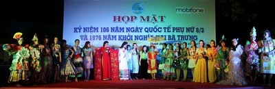 Chương trình biểu diễn thời trang thu hút sự quan tâm cổ vũ của đại biểu. 
