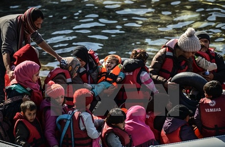 Trẻ em và phụ nữ Syria trên chuyến hành trình vượt Biển Aegean đầy hiểm nguy để tới đảo Lesbos, Hy Lạp ngày 28/2. (Nguồn: AFP/TTXVN)