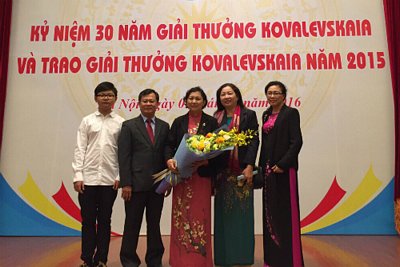 Tiến sĩ, bác sĩ Phạm Thị Ngọc Thảo cùng gia đình trong lễ nhận giải thưởng Koavalevskaia 2015. Ảnh: N.H