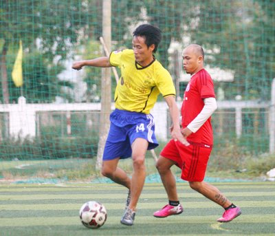 Pha tranh bóng giữa đội Võ Minh FC (áo vàng) trong trận thắng Friends FC 7- 2.