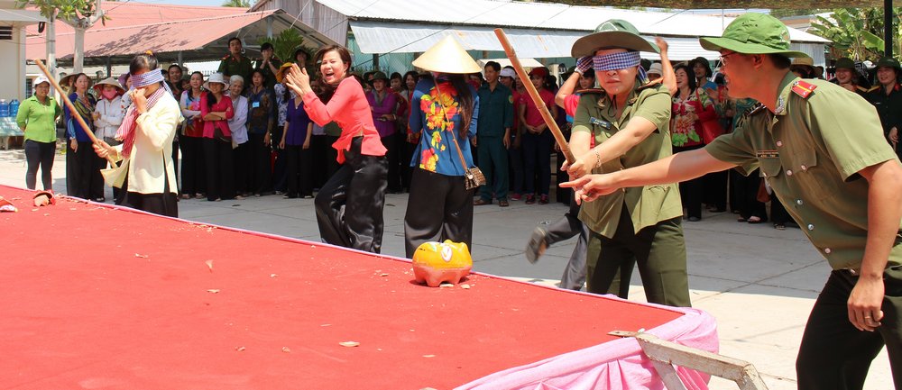 Sôi nổi, hào hứng với trò chơi bịt mắt đập ống heo.