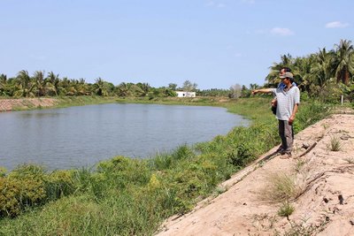 Nước sông nhiễm mặn, người dân ấp Phước Lý Nhì (xã Quới Thiện- Vũng Liêm) phải lấy nước ở ao nuôi cá (hiện bỏ không) để sử dụng. Ảnh: NHÓM PV KINH TẾ