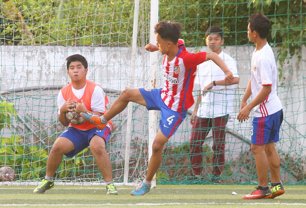 Người xem cũng chứng kiến nhiều pha bóng khá nguy hiểm khi tranh chấp bóng.