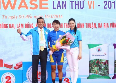 Trao giải thưởng áo xanh chặng 1.