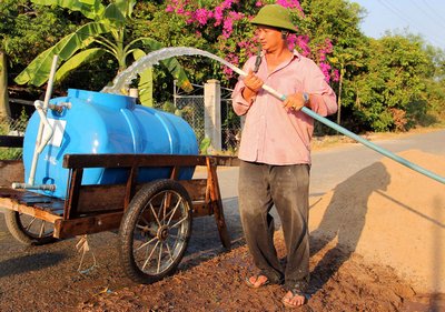 Nước sông nhiễm mặn, người dân ở ấp Vàm An (xã Quới An- Vũng Liêm) phải bơm nước từ ao về sử dụng.