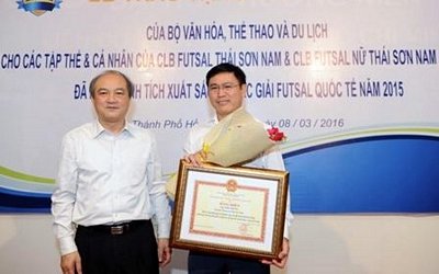 Bầu Tú (phải) nhận bằng khen từ Bộ VHTT&DL. (Ảnh: Seatimes)