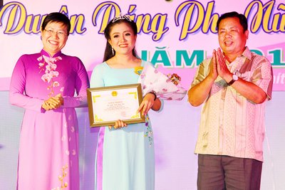 Vương miện của hội thi thuộc về Trần Thị Bích Vân (xã Tân Long).