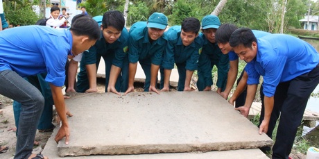Tham gia sửa chữa đường đan tại xã Thuận An (TX Bình Minh).