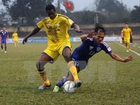 Sông Lam Nghệ An (áo vàng) có chiến thắng đầu tay ở V-League 2016. (Ảnh: Thanh Tùng/TTXVN)