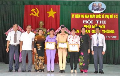 Trao giải nhất, nhì và ba cho các đội đạt giải.