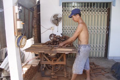 Anh Tuấn là thợ chính chuyên làm cán cưa.