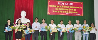 Ông Lữ Quang Ngời- UVTV Tỉnh ủy, Phó Chủ tịch UBND tỉnh tặng hoa và giấy khen cho các nhà tài trợ.