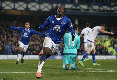 Lukaku giúp Everton đánh bại Chelsea. (Nguồn: DM)