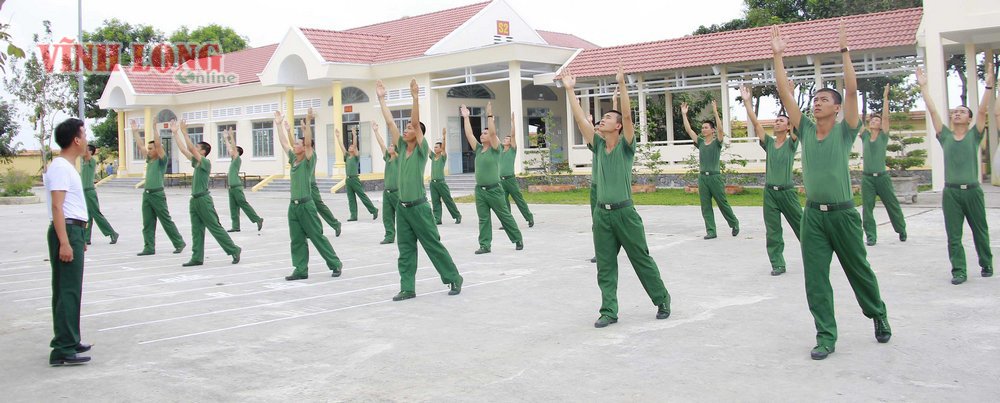 Khởi động bằng các bài tập thể dục trước khi bắt đầu các nội dung huấn luyện.