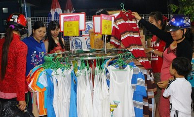 Ngày hội thu hút người dân địa phương tham quan, mua sắm
