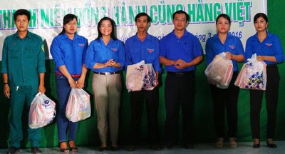 Tặng quà cho cán bộ Đoàn, đoàn viên khó khăn
