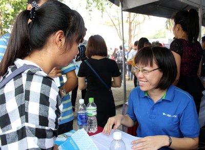 Học sinh có thể trao đổi trực tiếp tại các gian hàng.