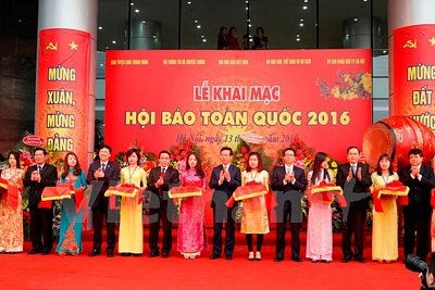 Lãnh đạo Đảng, Nhà nước cắt băng khai mạc Hội Báo toàn quốc 2016. (Ảnh: PV/Vietnam+)