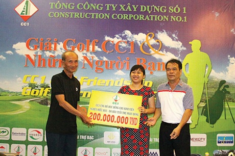 Đại diện Báo Tuổi Trẻ (giữa) nhận số tiền quyên góp cho quỹ học bổng từ giải golf.