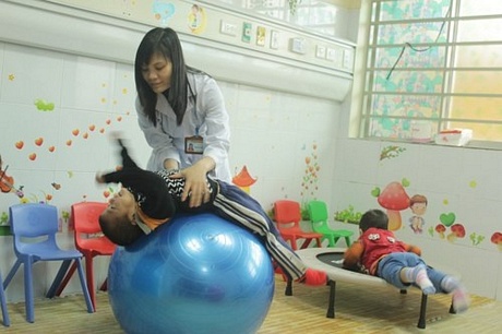 Can thiệp cho trẻ tự kỷ tại Khoa Tâm bệnh Bệnh viện Nhi Trung ương.
