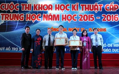 Hai học sinh trường THPT Chuyên Lê Hồng Phong (TP HCM) đạt giải. Ảnh: Phước Tuấn